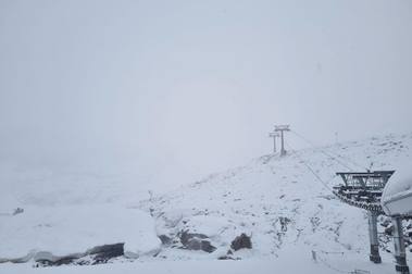 Frau Hollen trae nieve a la estación de esquí de Sölden