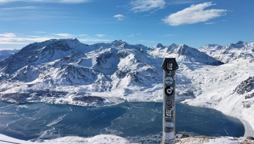 Vista del lago y el paso de montaña de Mont-Cenis