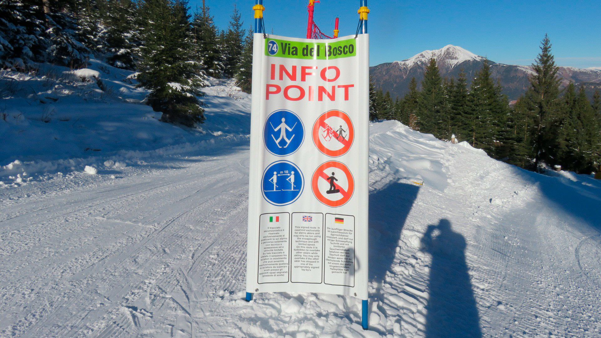 Creo que nunca había visto un “prohibido adelantar” en una pista de esquí. Ni el “prohibido snowboard” en una pista concreta..