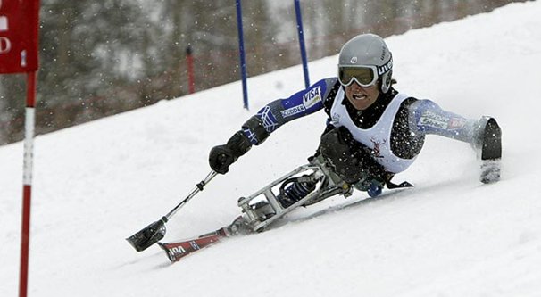 Fotografía de esquiador en silla en un descenso 