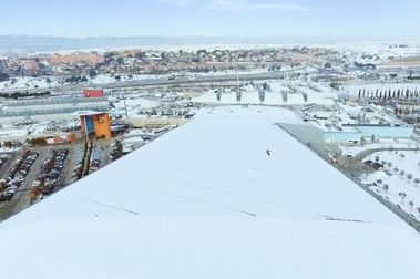 ¡Madrid Snowzone saca sus esquís al tejado aprovechando la nevada!