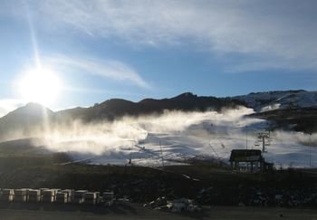 Cañones de nieve artificial en la estación de esquí de Formigal