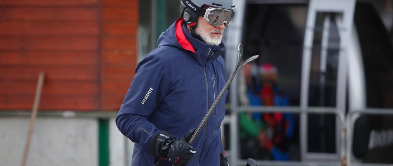 El Rey Felipe VI vuelve a esquiar en Baqueira Beret en compañía de unos amigos