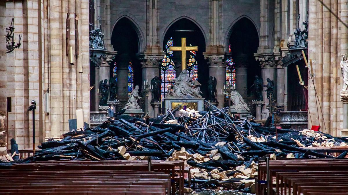 Interior de la Catedral de Notre Dame tras el incensio