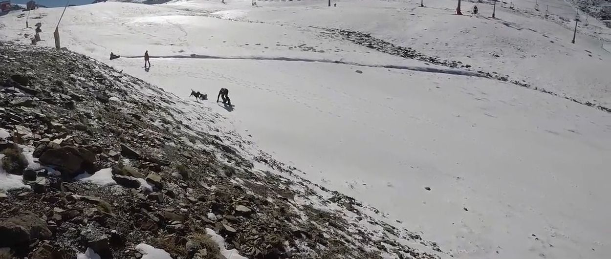 Pillan a dos esquiadores en Sierra Nevada que se turnaban para remontar con el coche