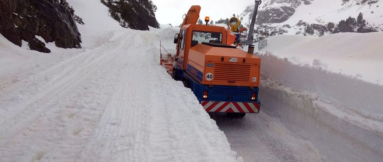 Paredes de más de dos metros de nieve todavía en Ordino Arcalís
