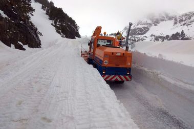 Paredes de más de dos metros de nieve todavía en Ordino Arcalís