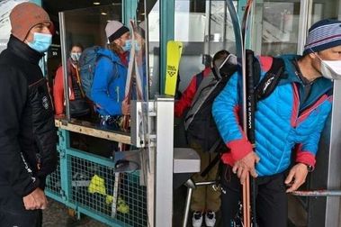 Vuelven los esquiadores al Mont Blanc aunque sin respetar bien las nuevas normas por COVID-19