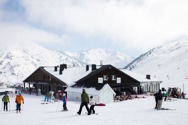 La DGA repartirá 4 millones para rescatar al sector de la nieve y el esquí de Aragón