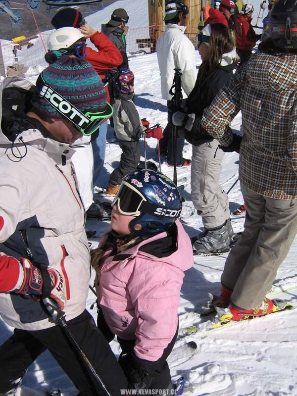 niños esquiando junto a su padre