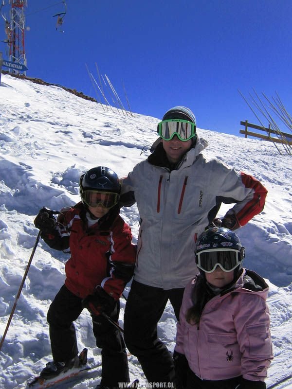 niños esquiando junto a su padre