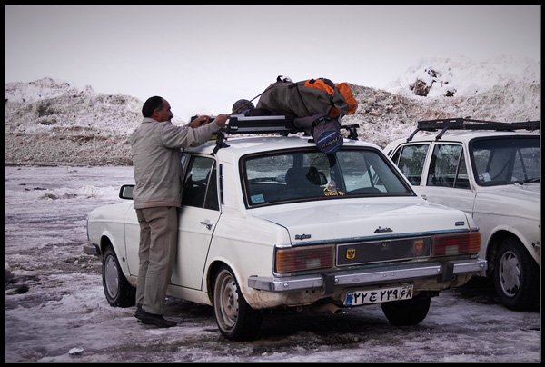 El taxista que nos llevaría de vuelta a Teherán despues de una magnífica semana de esquí. Foto de Elur.
