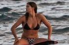Julia Mancuso y Aksel Lund Svindal surfean en Hawaii