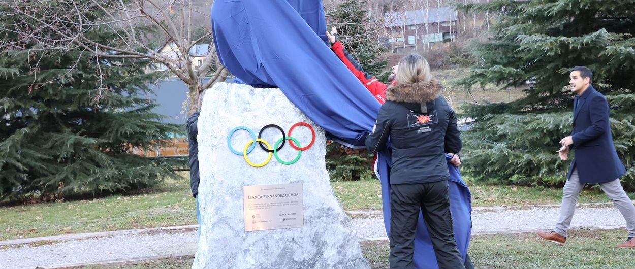 Vielha inaugura una escultura de la esquiadora Blanca Fernandez Ochoa