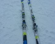 Momento de coger esquís de carreras