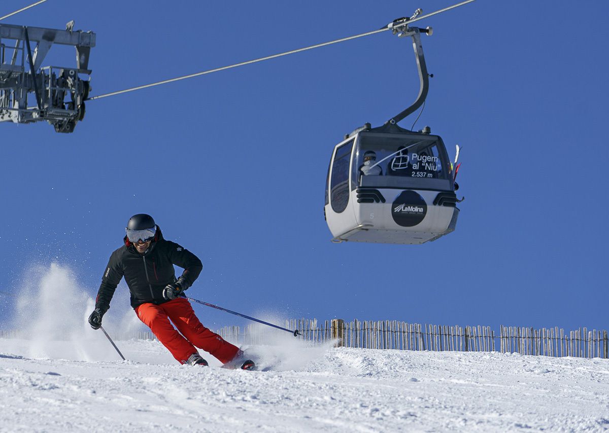 Un esquiador en la pista Dues Estacions cerca de la línea del telecabina en una imagen de 2023 (Foto: O. Molas).
