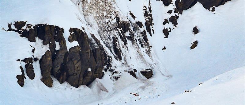 Una avalancha sobre una pista atrapa a una decena de esquiadores en Suiza