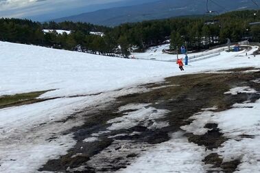 Manzaneda abre su carretera para llegar en coche a las pistas de esquí abiertas