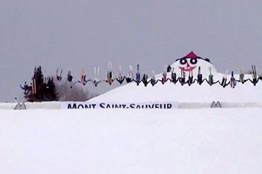 30 Esquiadores Hacen un Backflip Tomados de las Manos