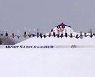 30 Esquiadores Hacen un Backflip Tomados de las Manos
