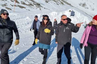 Jacinda Ardern marca el comienzo de la temporada de esquí en Nueva Zelanda