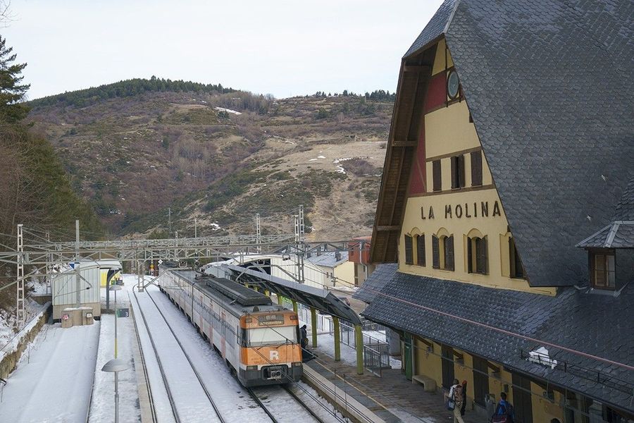 Estación de tren de La Molina con nieve