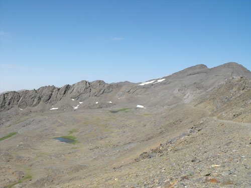 Panorámica del circo glaciar de Río Seco con los crestones a la derecha y el Veleta al fondo