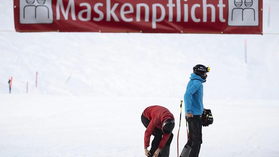 Cartel de mascarilla en estacion esqui Suiza