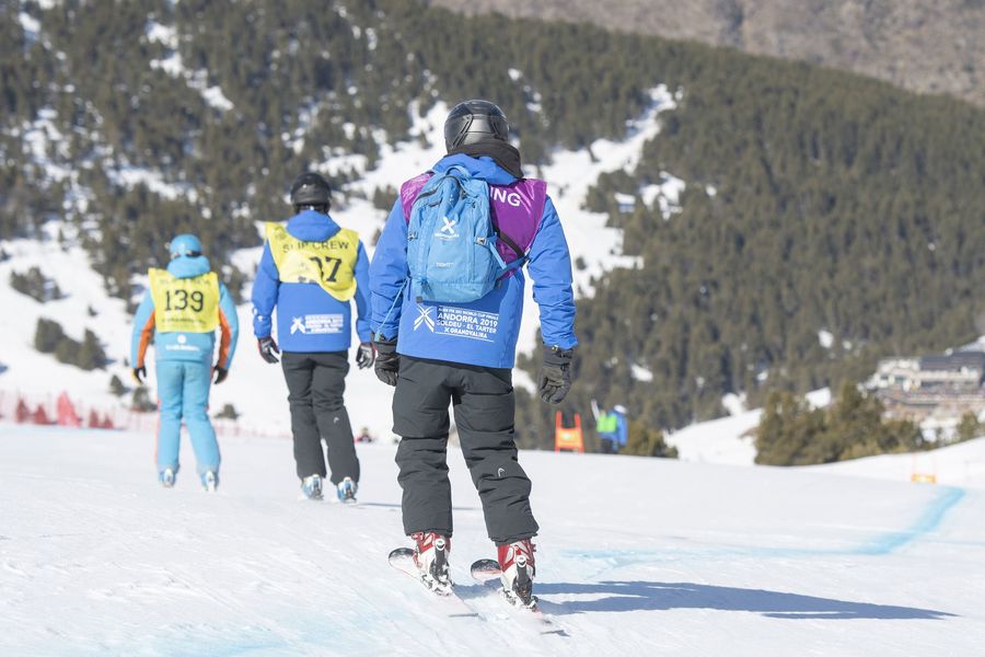Voluntarios en competiciones de esquí en Grandvalira