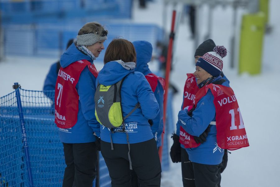 Voluntarios en competiciones de esquí en Grandvalira