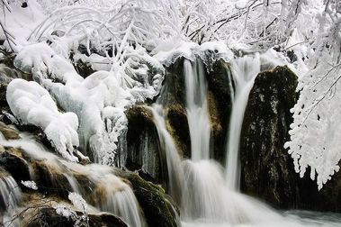Lagos y cascadas heladas de Plitvice