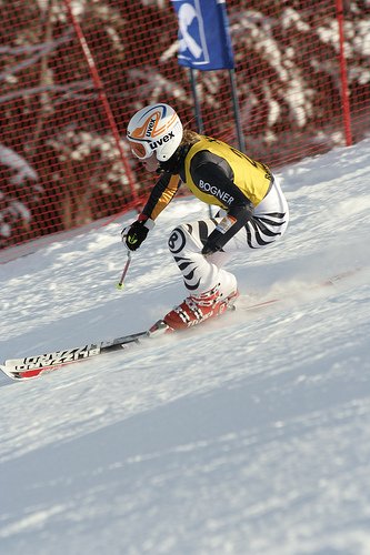 Fotografía de esquiador de la categoria de pie amputado de la mano izquierda en descenso 