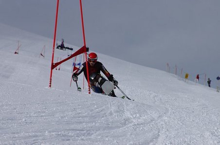 Fotografía de esquiador en silla en un descenso 