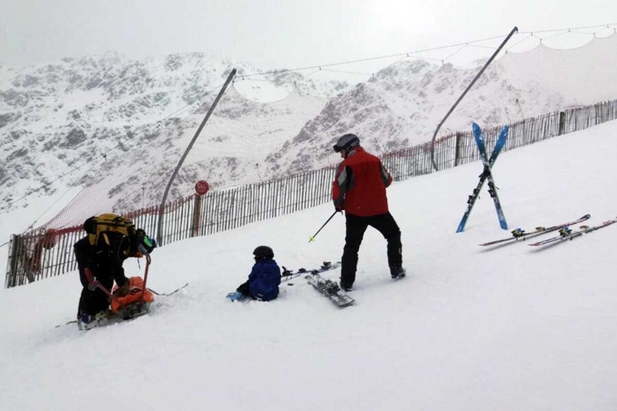 Pistero atiende a un accidentado en una estación de esquí (Foto: IST).