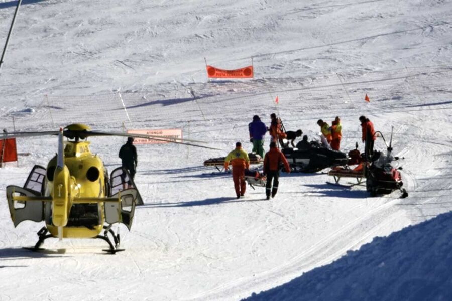 Un helicóptero medicalizado se prepara para evacuar a un esquiador herido por colisión con otro usuario (Foto: IST).