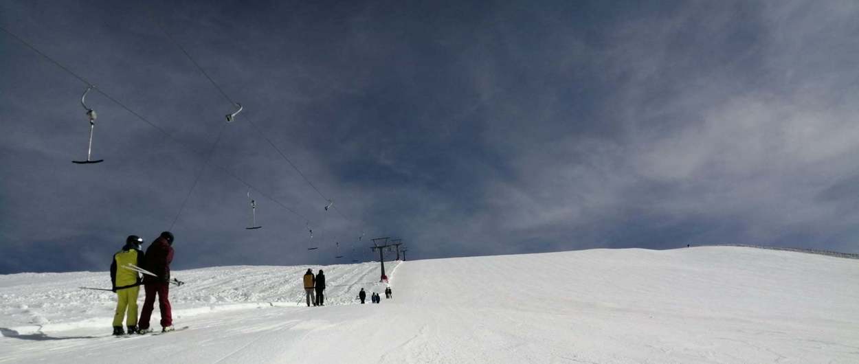 Los esquiadores vuelven a Sierra Nevada tras el desconfinamiento de Monachil