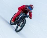 Eric Barone vuelve a batir el récord de velocidad en bicicleta sobre nieve