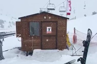 Las estaciones madrileñas acumulan más de dos metros de nieve