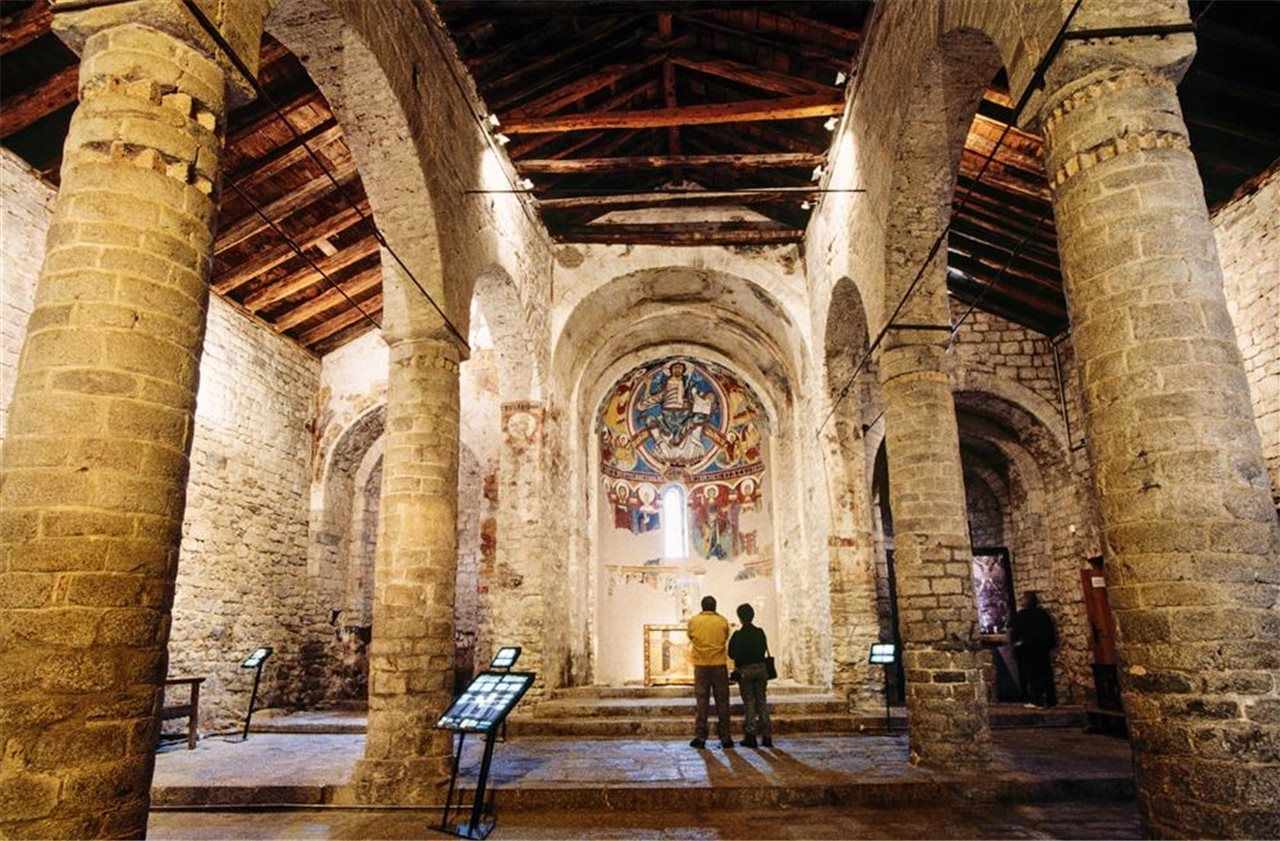 Interior iglesia del románic de la Vall de boí 