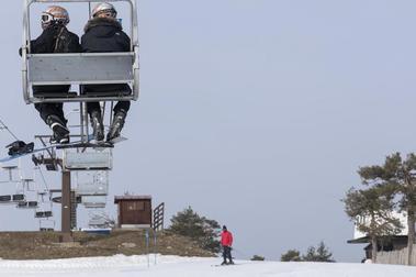 Ayuso pide al Gobierno que no se cierren las tres pistas de esquí de Nevacerrada