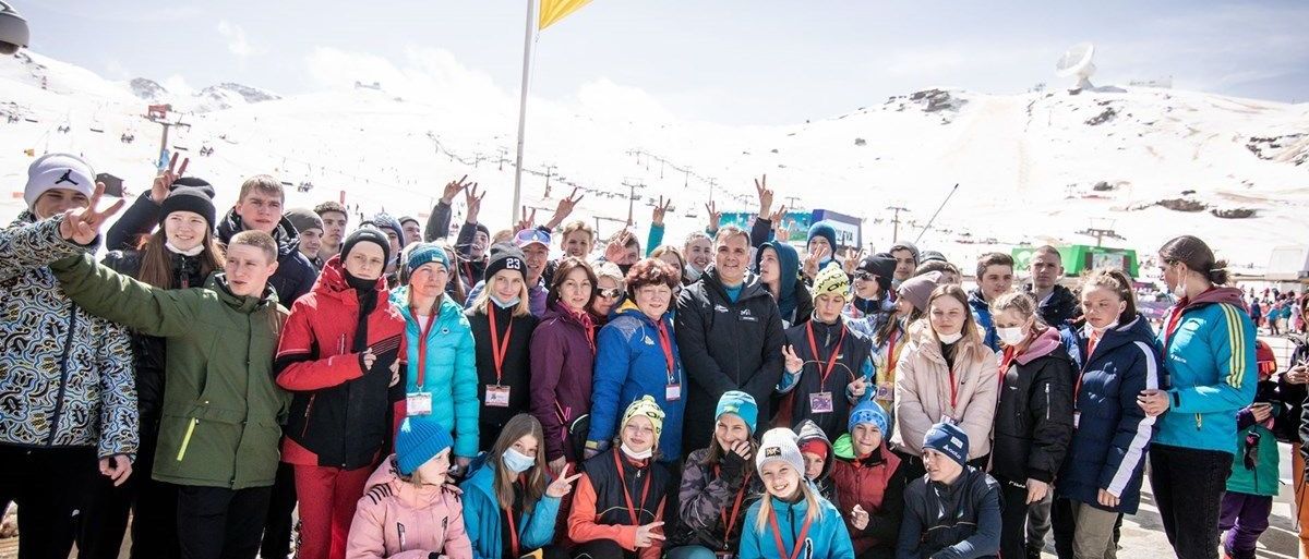 Llegan a Sierra Nevada los 45 jóvenes esquiadores refugiados de Ucrania