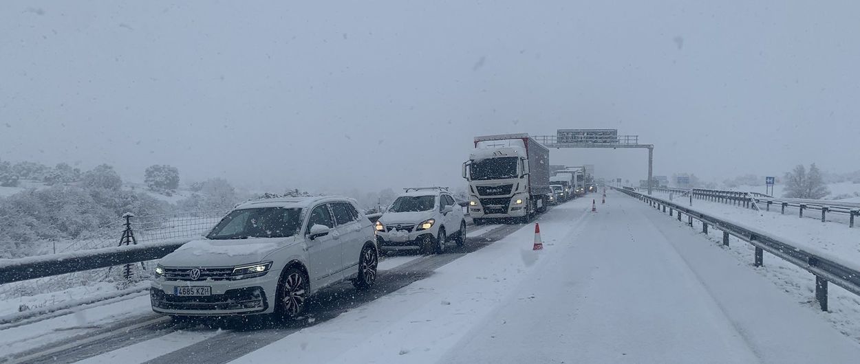La nieve obliga a cortar carreteras o circular con cadenas en Madrid y Asturias