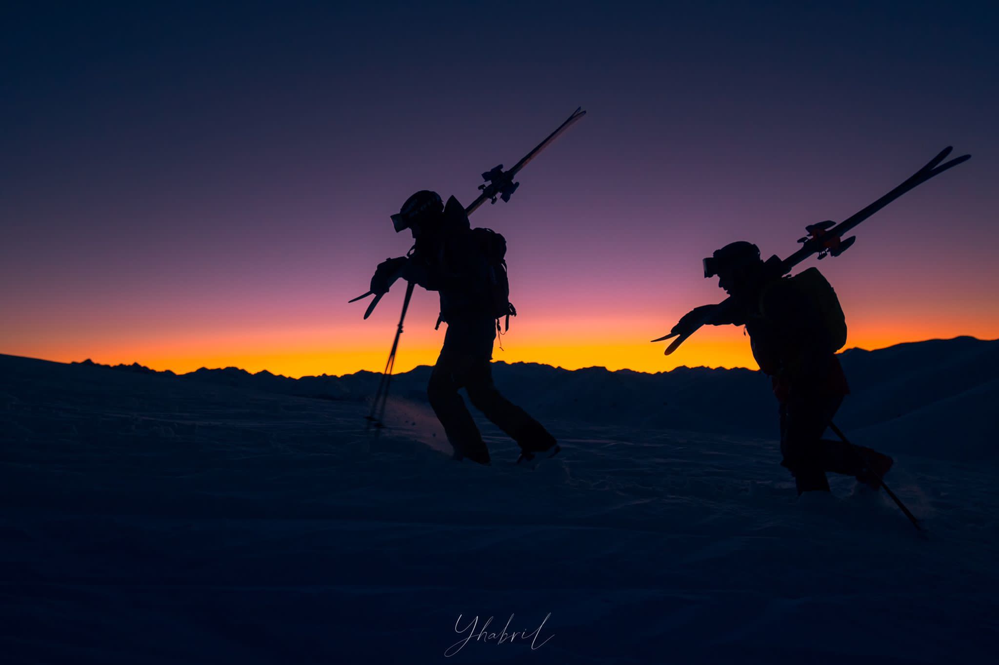 Esquiadores en Baqueira Beret por la noche