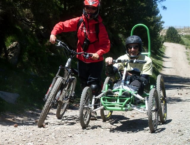 Fotografía de un discapacitado en una bicicleta adaptada con un monitor