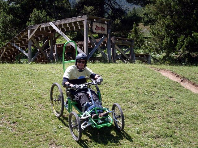 Fotografía de un discapacitado en una bicicleta adaptada