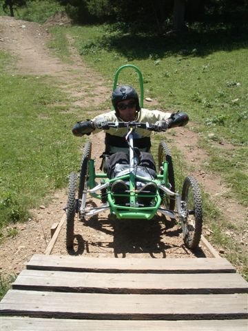 Fotografía de un discapacitado en una bicicleta adaptada