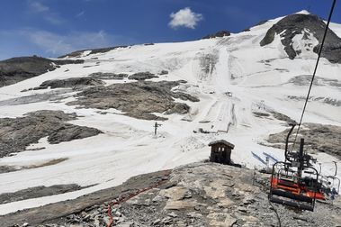 Casi 300 fanáticos del esquí abren una justísima temporada de verano de Tignes