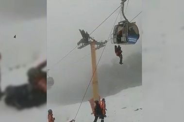 Rescataron a seis personas de una telecabina en Cerro Bayo