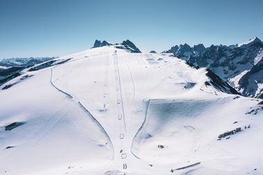Los esquiadores de Les 2 Alpes ya suben a los remontes sin distanciamiento social