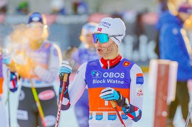 Esquiadora noruega compite y gana con una barba pintada